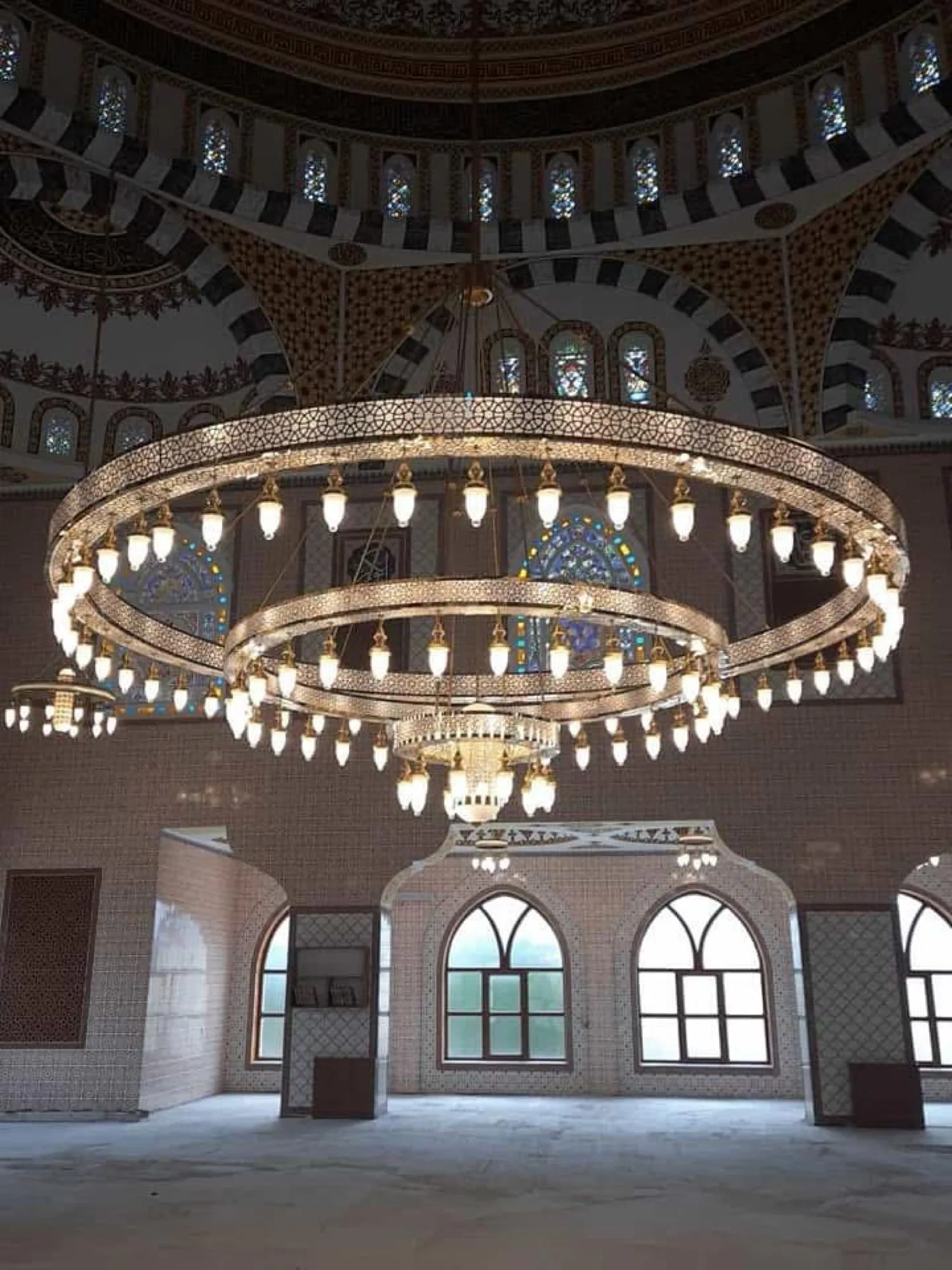 Kubbe altında katlı halka orta avize
